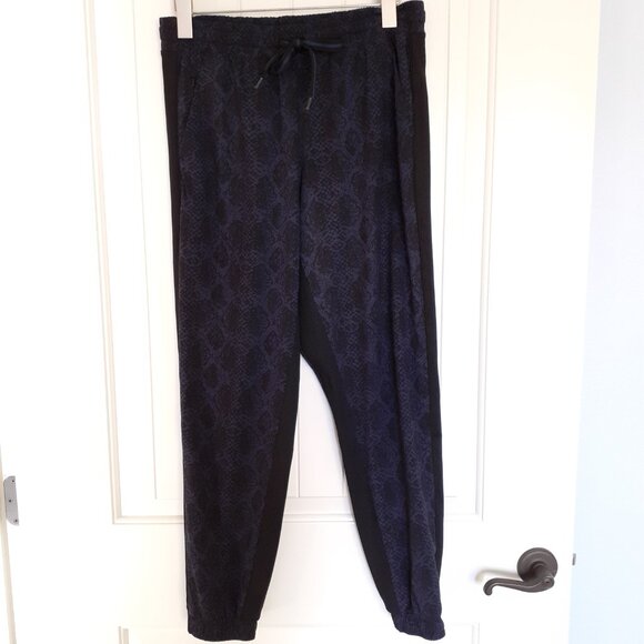 Athleta Brooklyn Jogger Blue Snakeskin Size 8 - Picture 13 of 13